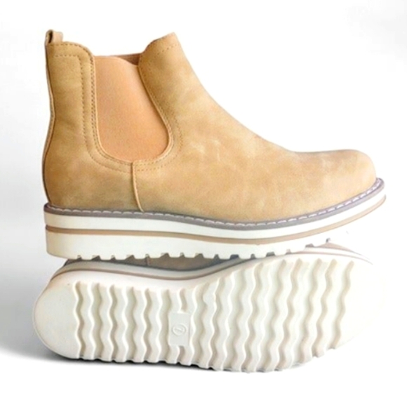 Shoes - Woman's Slip on Fit, tan-army boots size:7